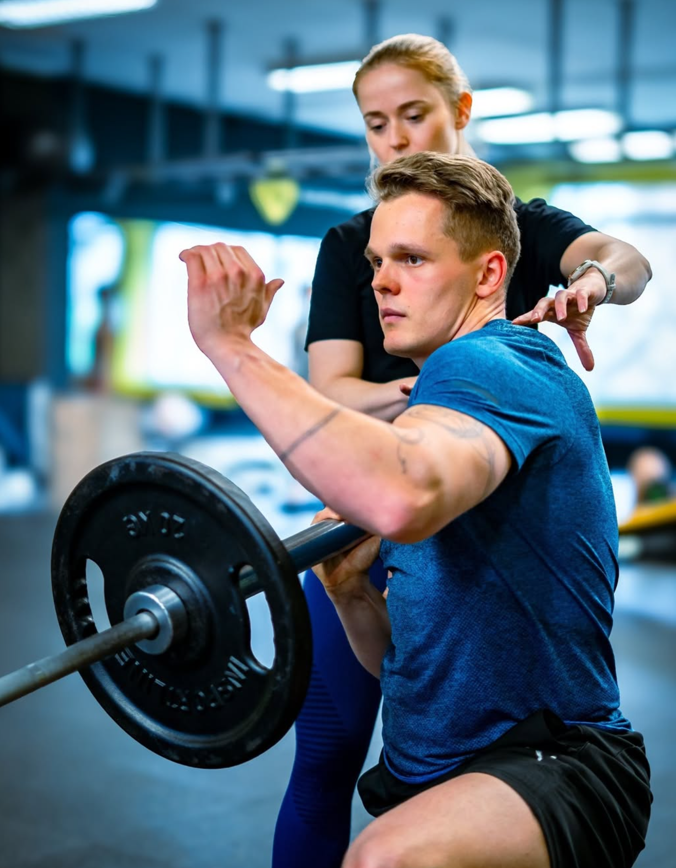 Sportovec trénující s kettlebellem
